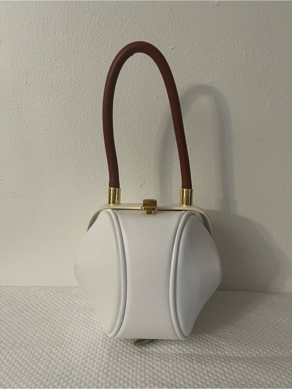 🩷White Structured Top-Handle Bag with Brown Han🩷Ball shape💚